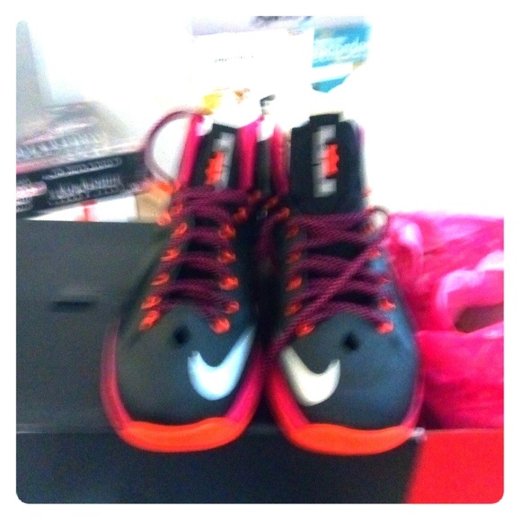 Nike shoe - Picture 1 of 3